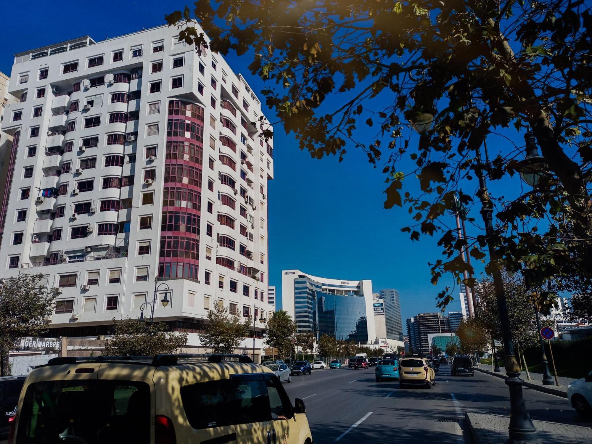 Nouveau Appartement Au Plein Centre Ville En Face Hilton & La Gare De Train Tgv M2 Tánger Exterior foto